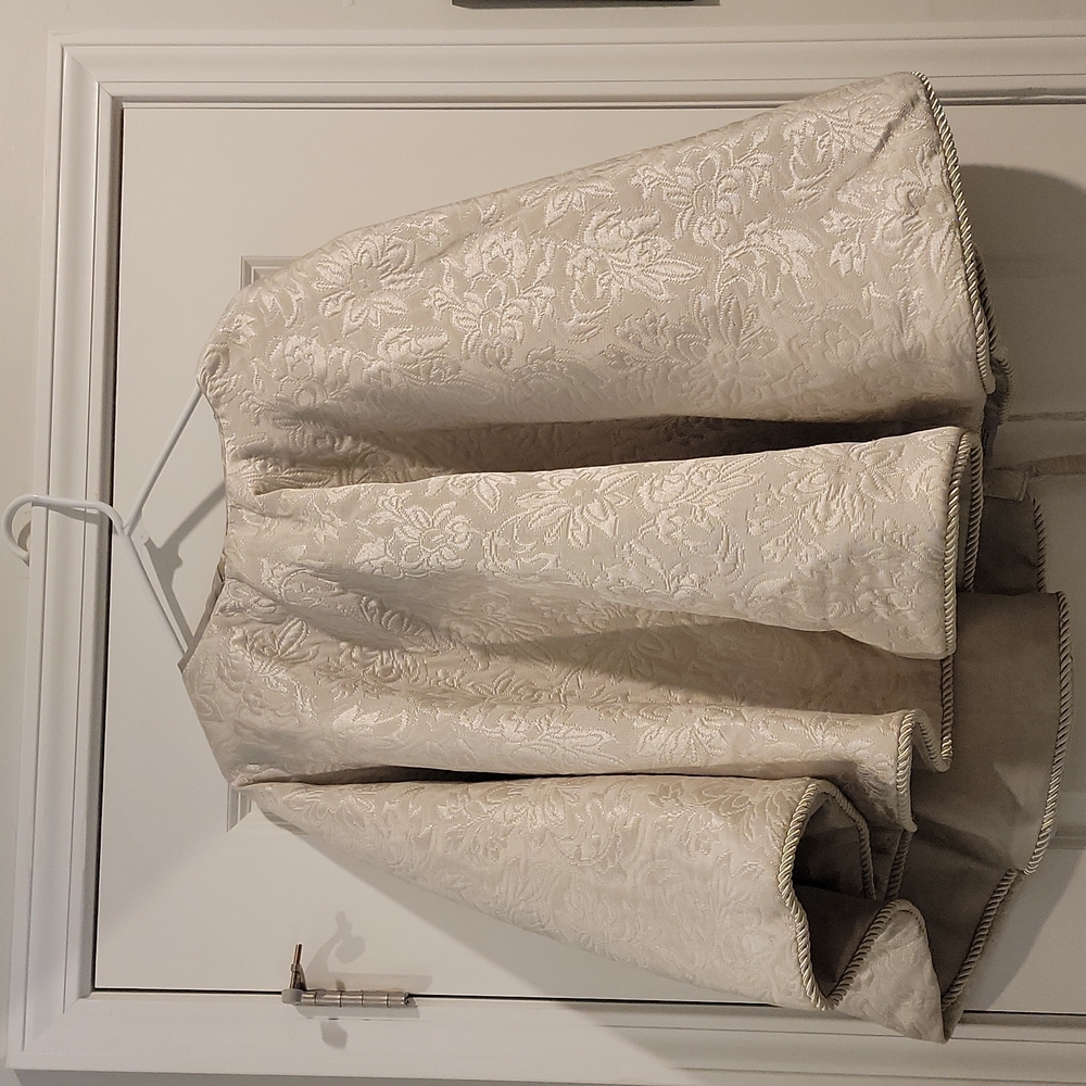 Like new cream and gray tree skirt